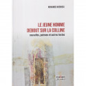 Le jeune homme debout sur la colline